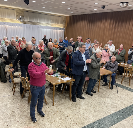 Nach Ernennung zum Ehrenvorsitzenden erhebt sich die Versammlung
