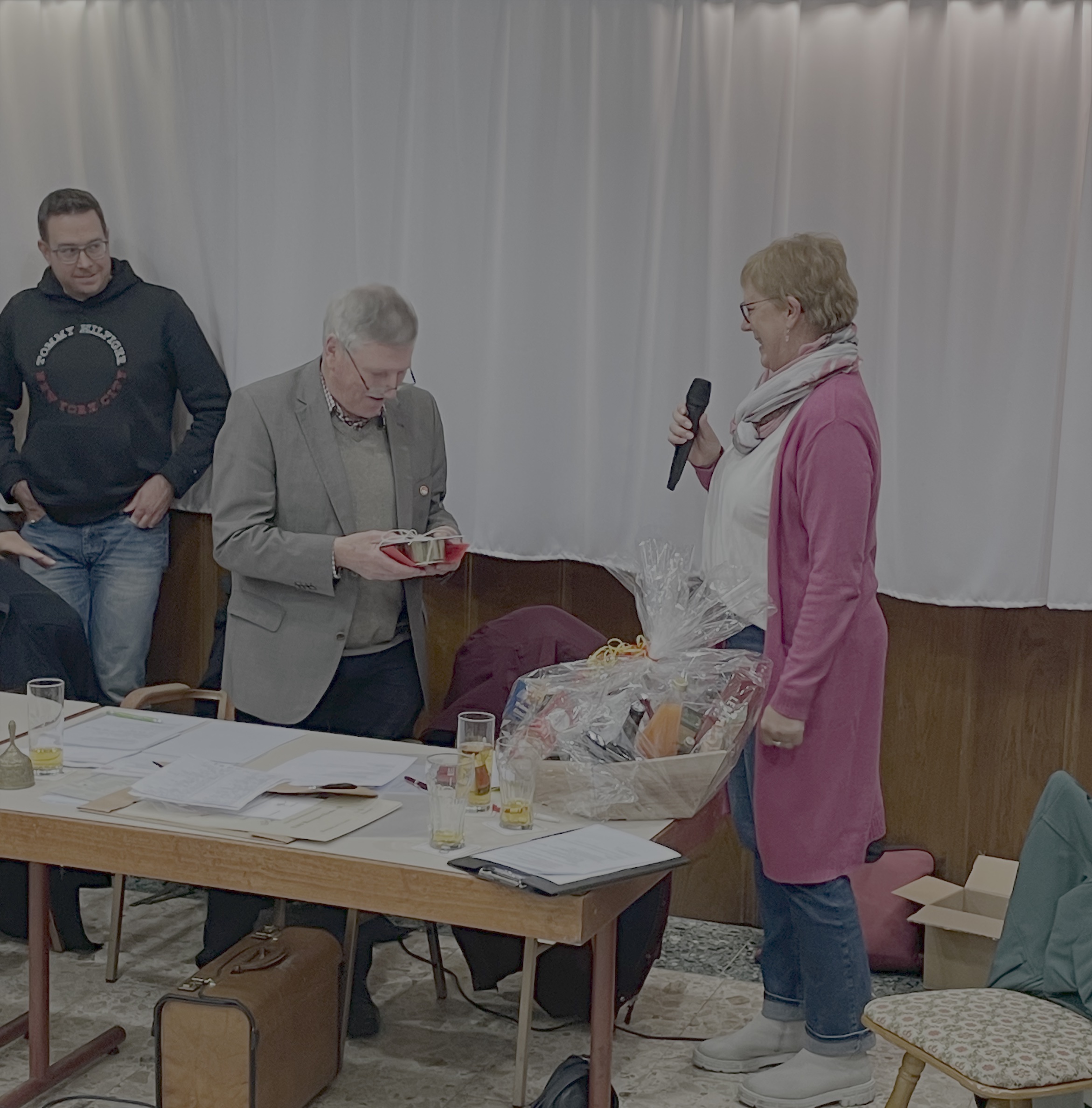 Geschenkübergabe durch Antje Fetköther