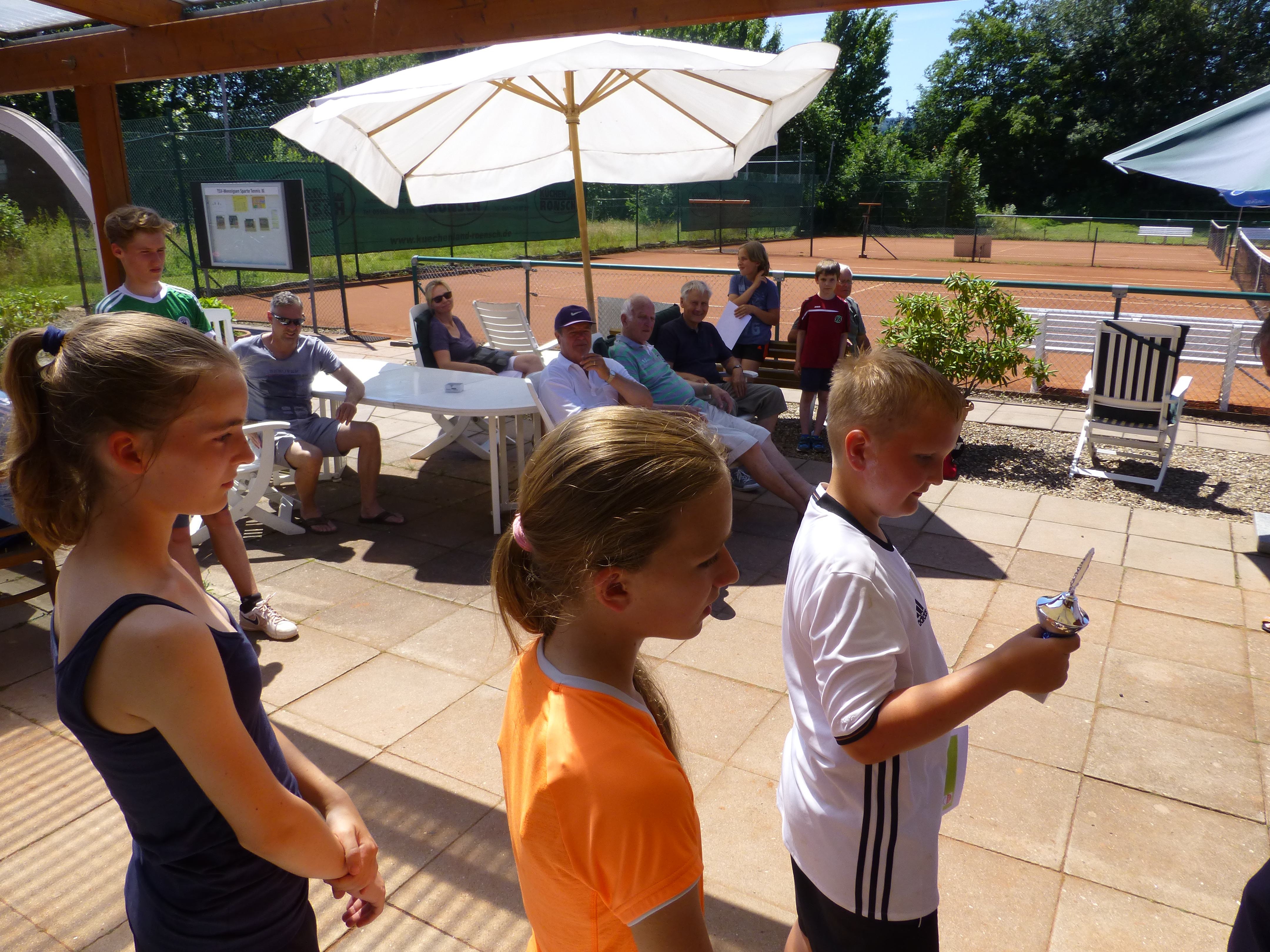 Kinder holen sich die Preise ab